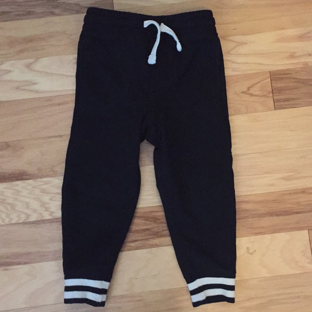 Gapkids Black boys jogger w/ contrast cuffs sz 3T